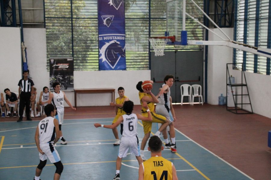 The Columbus School team playing the final against the Colegio Nueva Granada from Bogotá at the Binationals Games in Armenia, Quindío. 

