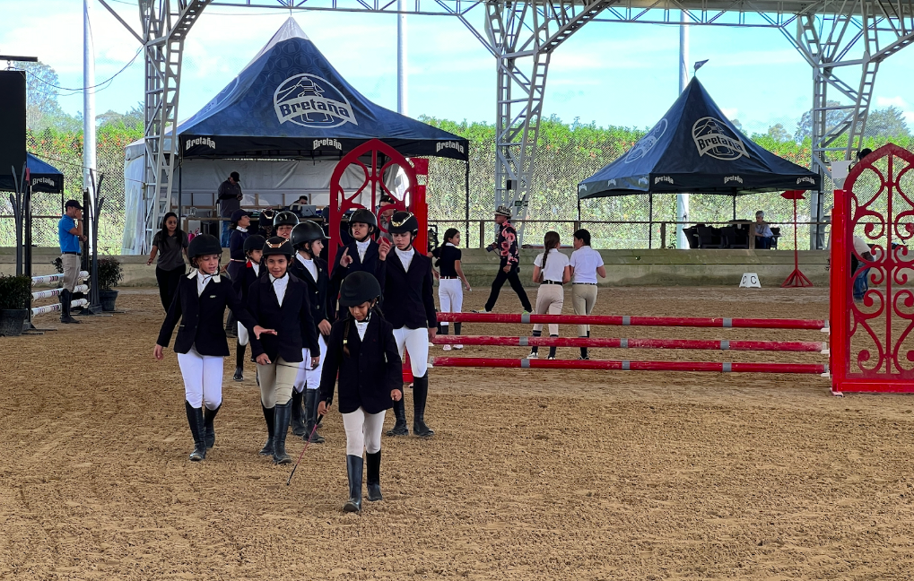 Riders in the 70 cm category walk the course while memorizing it, before getting on their horses to jump in the warm-up followed by entering the arena, Club Campestre from November 28 until December 4.
