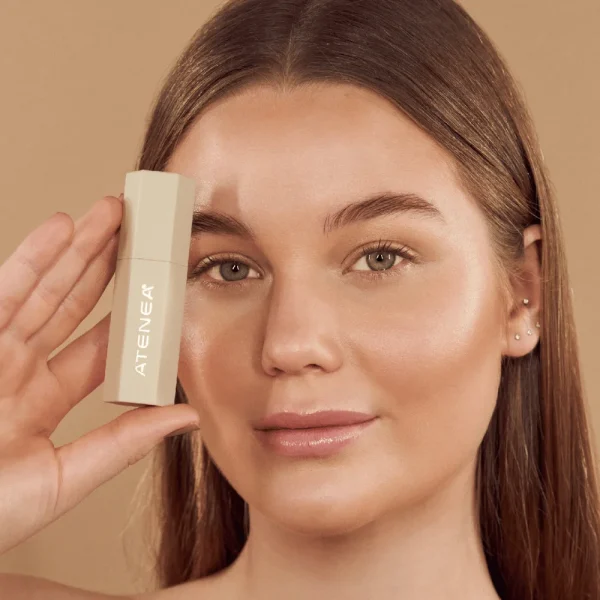 Image from a Colombian makeup brand named Atenea, promoting their cream highlighter. 