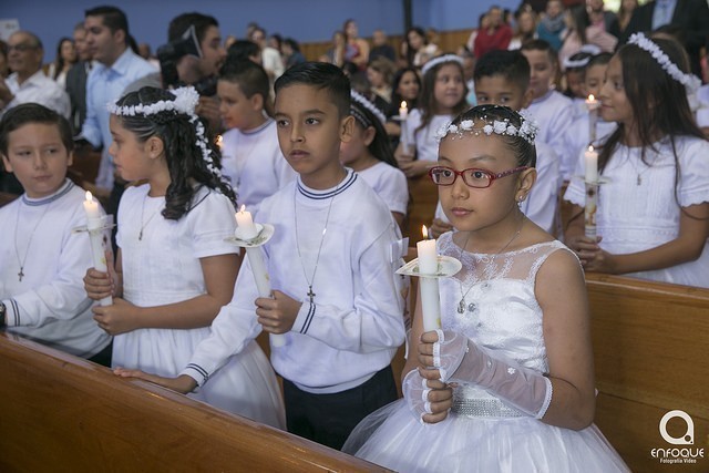 Kids from the UPB school in their first communion