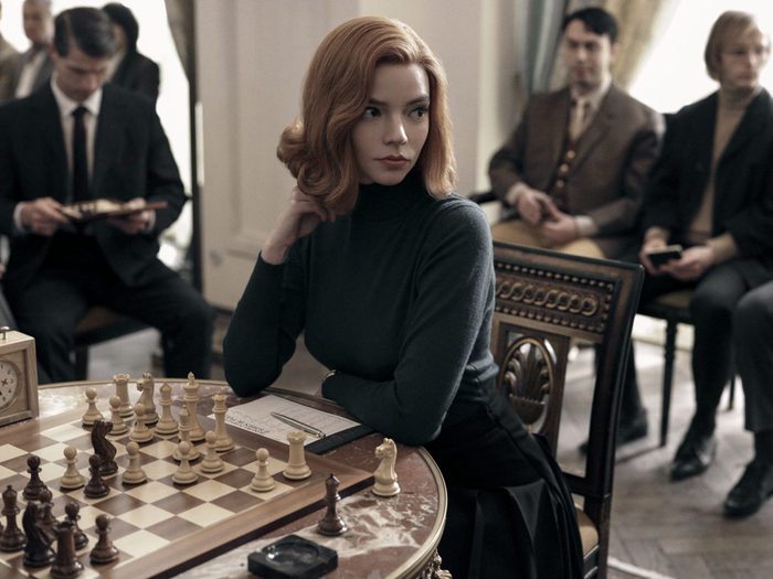 Beth Harmon, the protagonist of Netflix’s The Queens Gambit, set in the 1960s. The show tells the story of a young chess prodigy with a difficult life and accompanies her as she seeks to become the best chess player in the world. This 2020 production has been called one of the most important series of this past year and won multiple awards including the Golden Globe Award for Best Miniseries or Television Film.