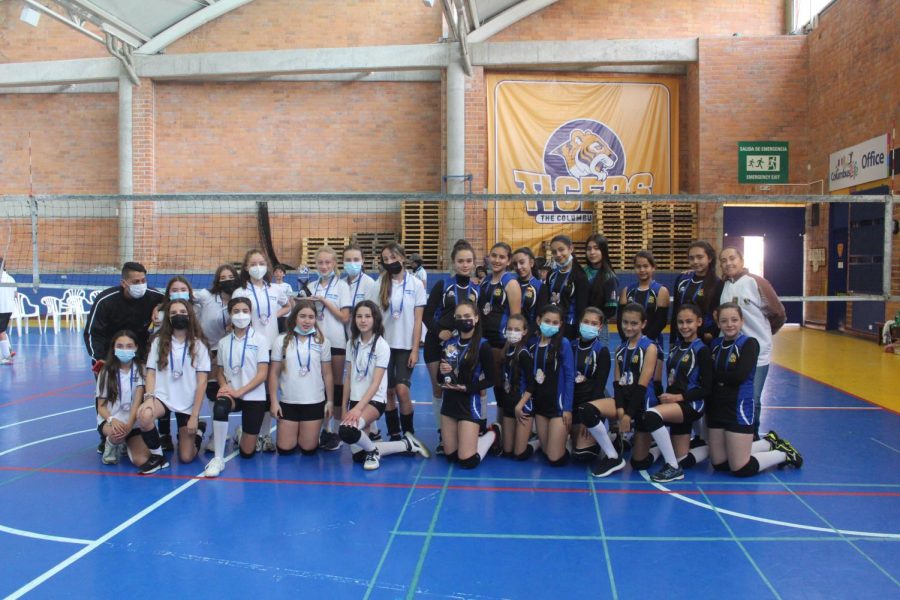 Theodoro Hertz (left) and Volley Club El Carmen (right) holding the second and first place trophies. 