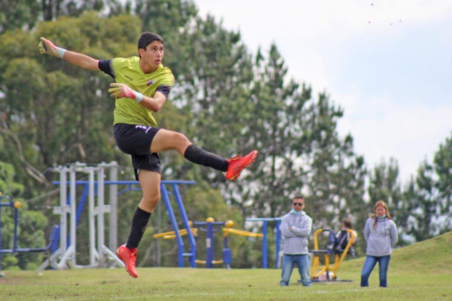 A Gimnasio Ingles (GI) goalkeeper kicks the football during a goal kick in the game against Colegio Nueva Granada (CNG) on the morning of April 27.