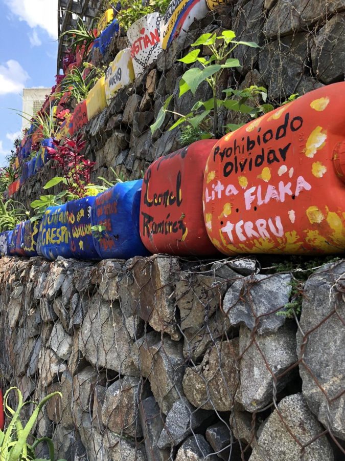 Rocks painted with messages written by families who live in barrio San Javier decorate the Comuna 13’s paths and green areas. “We hide absolutely nothing that has happened here, but we emphasize the interesting, beautiful and positive things that happen, because we are looking for a transformation,” Stuart  said. 