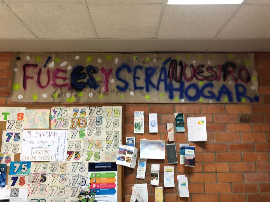 Graffiti+art+made+in+Spanish+class+by+6th+Grade+students+as+part+of+El+dia+de+idioma+celebration.+