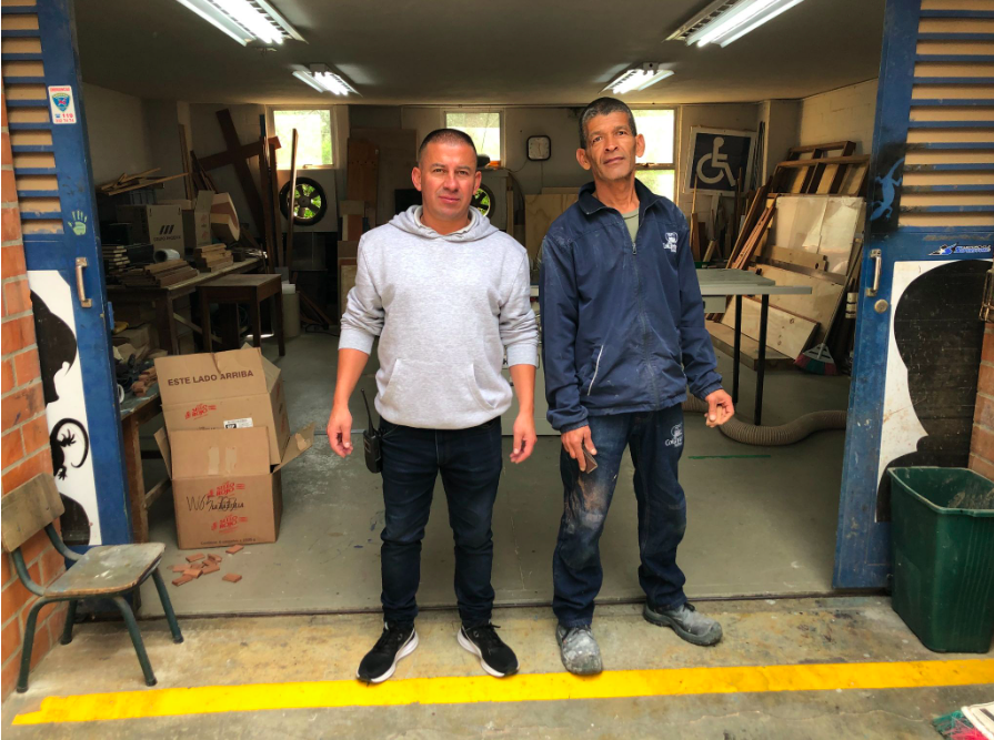Andres Montoya, chief of the maintenance section, and his co-worker Mora, the one in charge of the carpentry, are working together for makerspace materials and furniture.