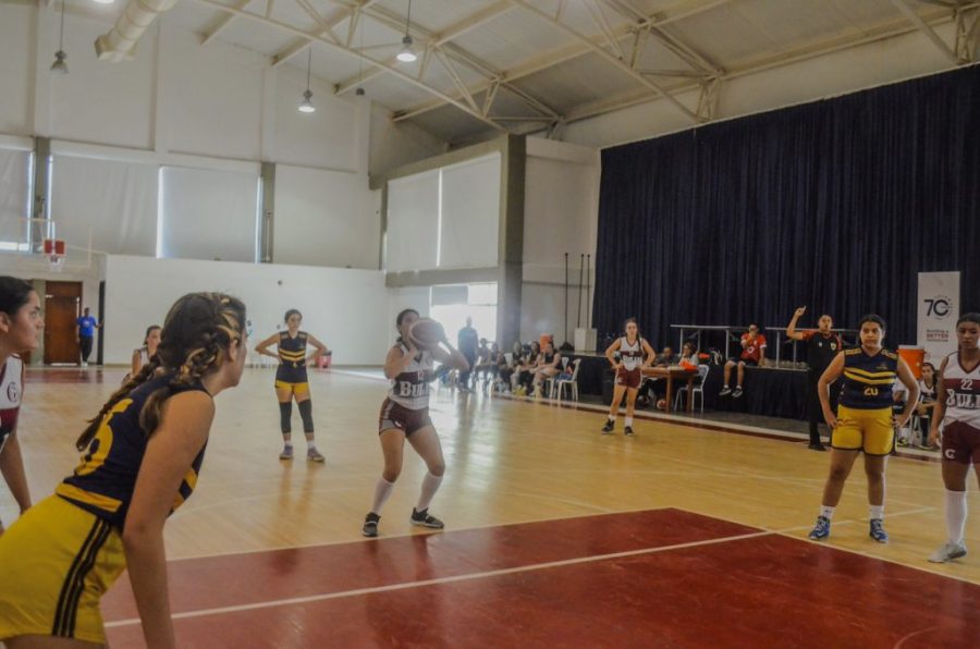A Colegio Granadino player shoots a free through in a qualification game at the Binationals Game at Colegio Jorge Washington in Cartagena on May 28. Granadino won the game 25-24. 