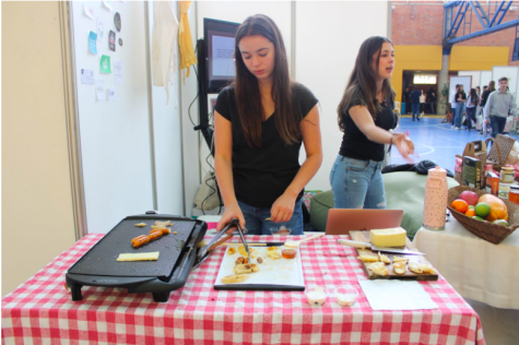 Ana Restrepo, Sofia Zapata, Lolita Saldarriaga and Maria Jaramillo present their ISC project to Grade 11 students. Their project consists of promoting local farmers markets and increasing accessibility to local produce. 